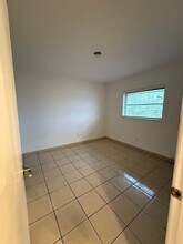 890 NW 39th St in Oakland Park, FL - Foto de edificio - Building Photo