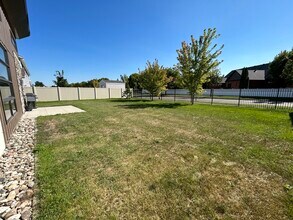 3955 Ivy Dr in Grand Forks, ND - Building Photo - Building Photo