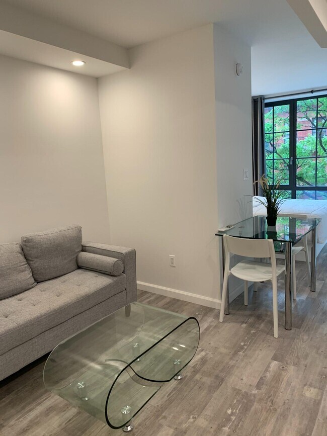 433 W 53rd St in New York, NY - Building Photo - Building Photo