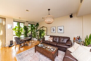 400 N Clinton St, Unit 307 in Chicago, IL - Building Photo