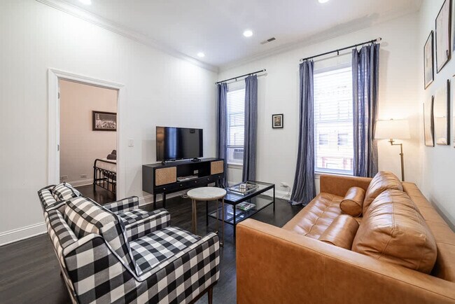 2113 W Grand Ave in Chicago, IL - Building Photo - Building Photo