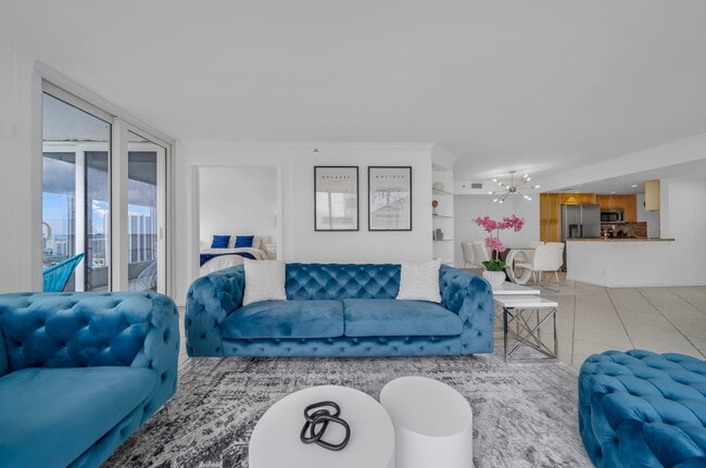 1717 N Bayshore Dr in Miami, FL - Foto de edificio - Building Photo