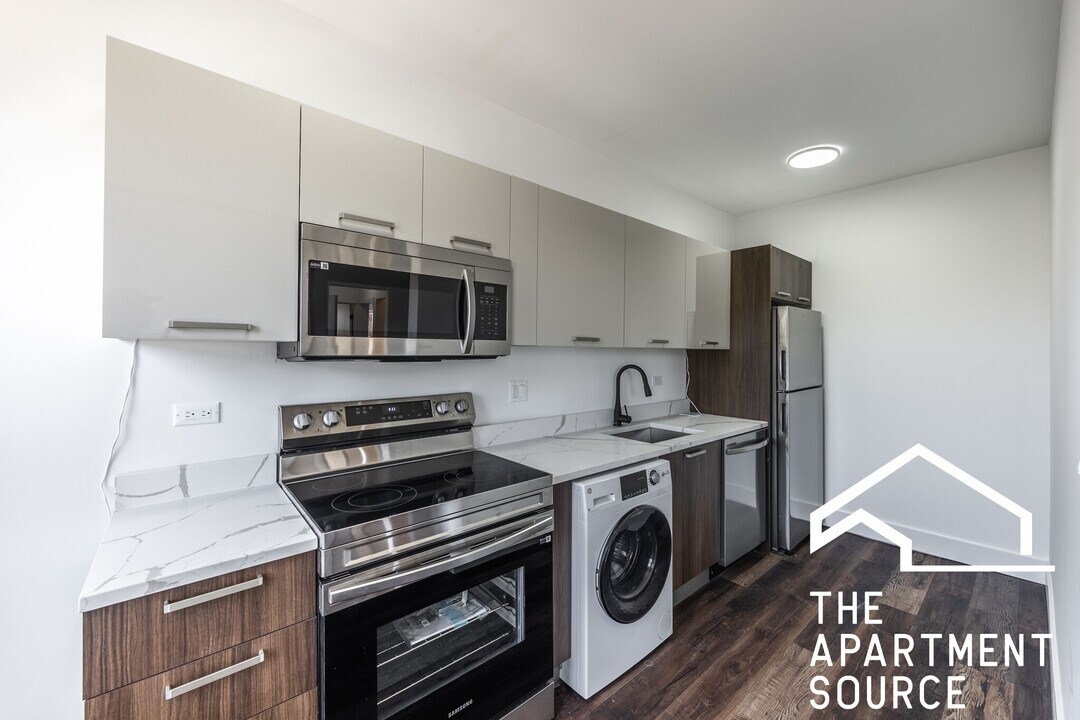 1555 W Hollywood Ave in Chicago, IL - Building Photo