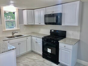 5068 W Mission Ave in Fresno, CA - Building Photo - Building Photo