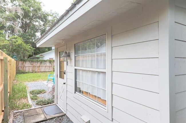 107 Iona Ave in Fruitland Park, FL - Building Photo - Building Photo