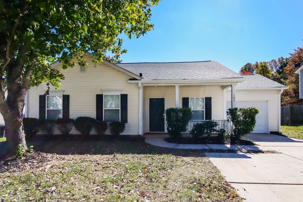 107 Peterborough Dr in Mooresville, NC - Building Photo