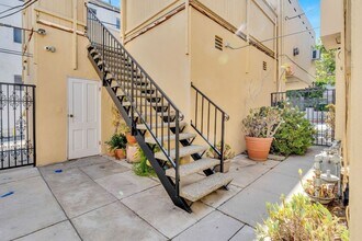 332 N La Peer Dr in Beverly Hills, CA - Building Photo - Building Photo