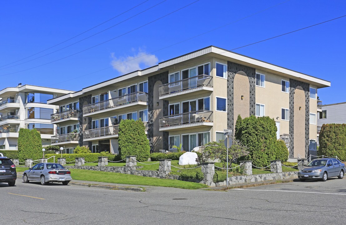 1270 Foster St in White Rock, BC - Building Photo