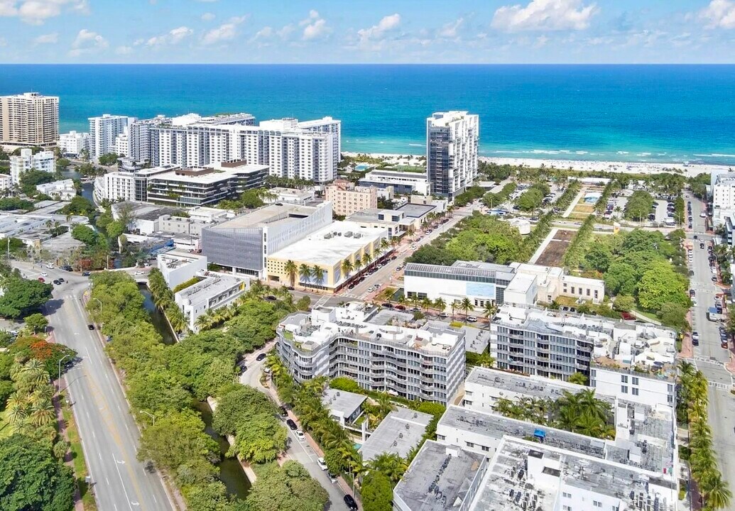 2155 Washington Ct, Unit 209 in Miami Beach, FL - Building Photo