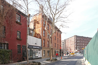 70 Greenwich Ave in New York, NY - Foto de edificio - Building Photo