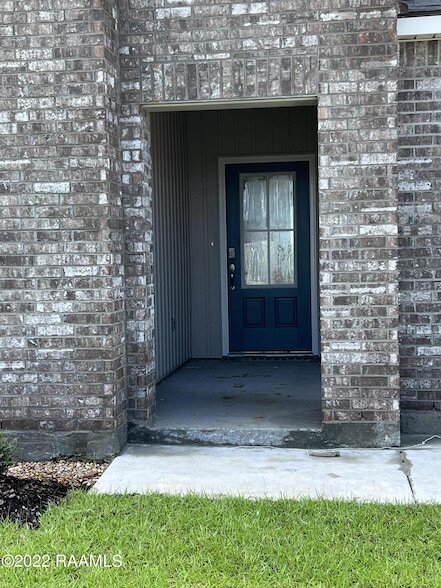 213 Garden Oaks Ave in Youngsville, LA - Foto de edificio - Building Photo