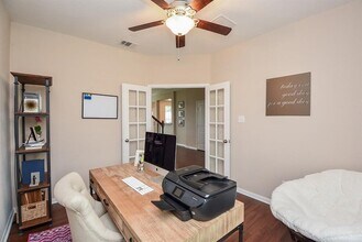 7002 Edwanna Ln in Spring, TX - Foto de edificio - Building Photo