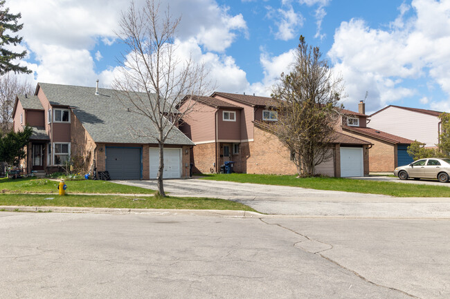 27 Treetops Crt in Toronto, ON - Building Photo - Building Photo