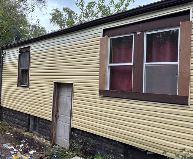 1422 N 54th St in East St. Louis, IL - Foto de edificio - Building Photo