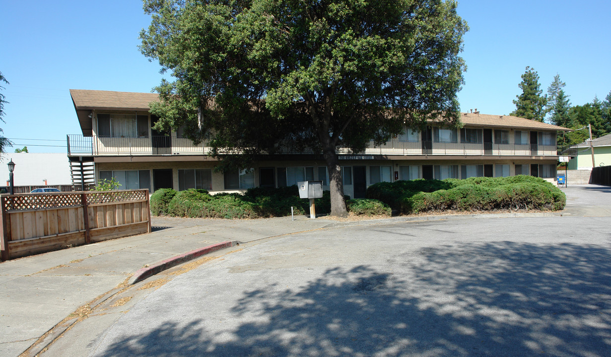 Golden Oak Court in Sunnyvale, CA - Building Photo