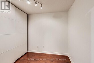 270-270 Wellington St W in Toronto, ON - Building Photo - Building Photo