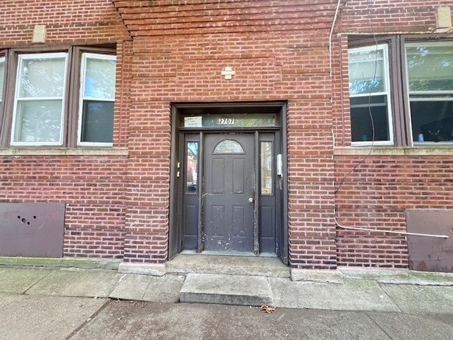 2707 E 78th St, Unit 2E in Chicago, IL - Building Photo - Building Photo