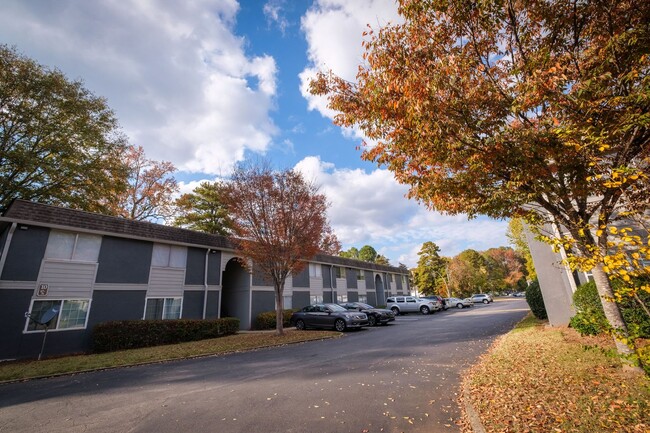 Adar at Golden Gate in Stone Mountain, GA - Foto de edificio - Building Photo