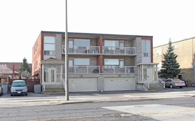 759-761 Lawrence Ave in Toronto, ON - Building Photo - Building Photo
