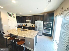 25576 Tolar Square in Chantilly, VA - Building Photo