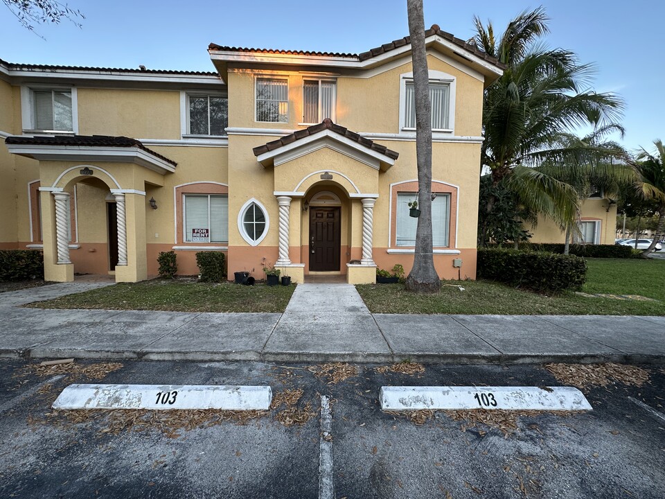 2725 SE 15th Rd in Homestead, FL - Foto de edificio