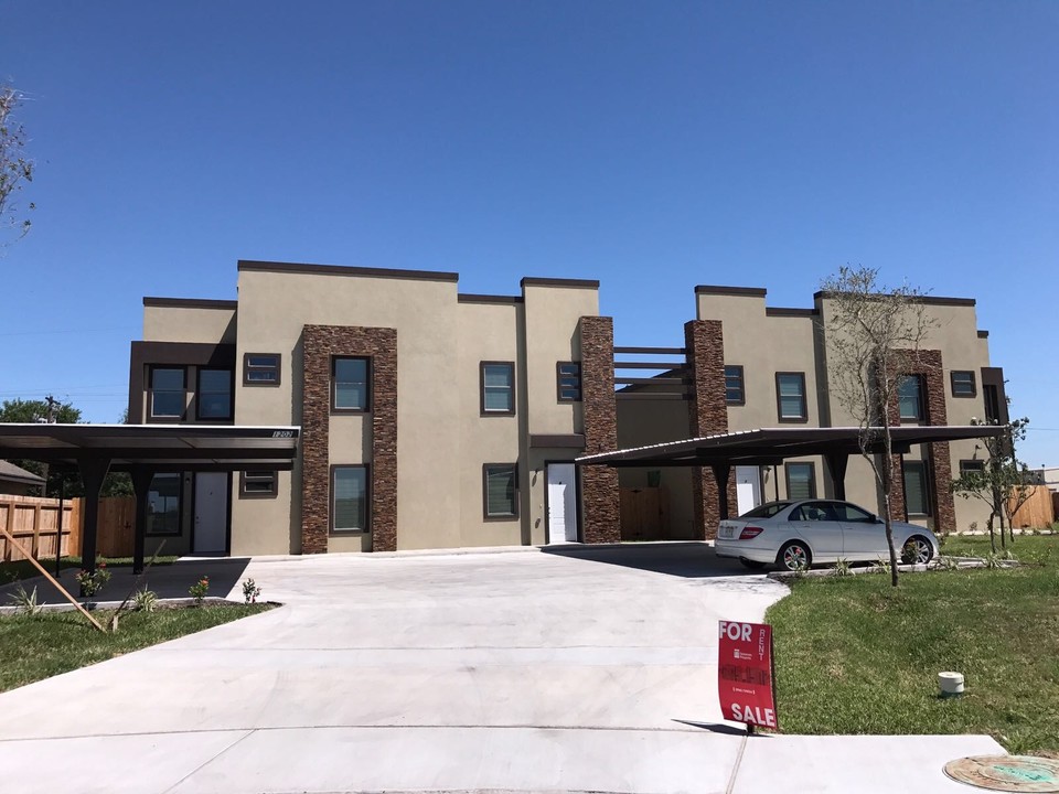 West Oak Apartments in Edinburg, TX - Building Photo