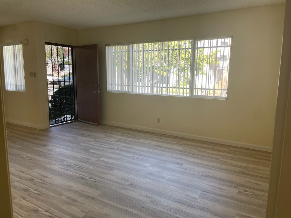 350 E Plymouth St in Inglewood, CA - Building Photo