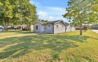 530 SE 2nd St in Grand Prairie, TX - Building Photo