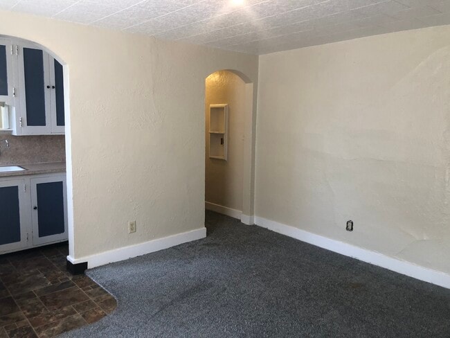 610 NE Maiden Ln, Unit 3