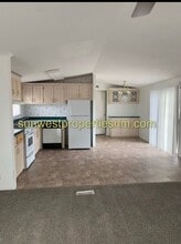 208 Robinson Ave in Aztec, NM - Building Photo - Building Photo