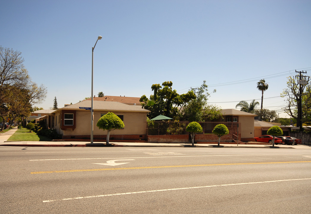 1122 N Crescent Heights Blvd in West Hollywood, CA - Building Photo