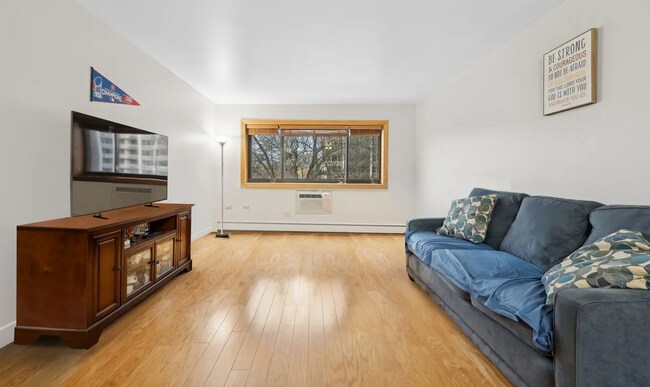 property at 561 W Stratford Pl