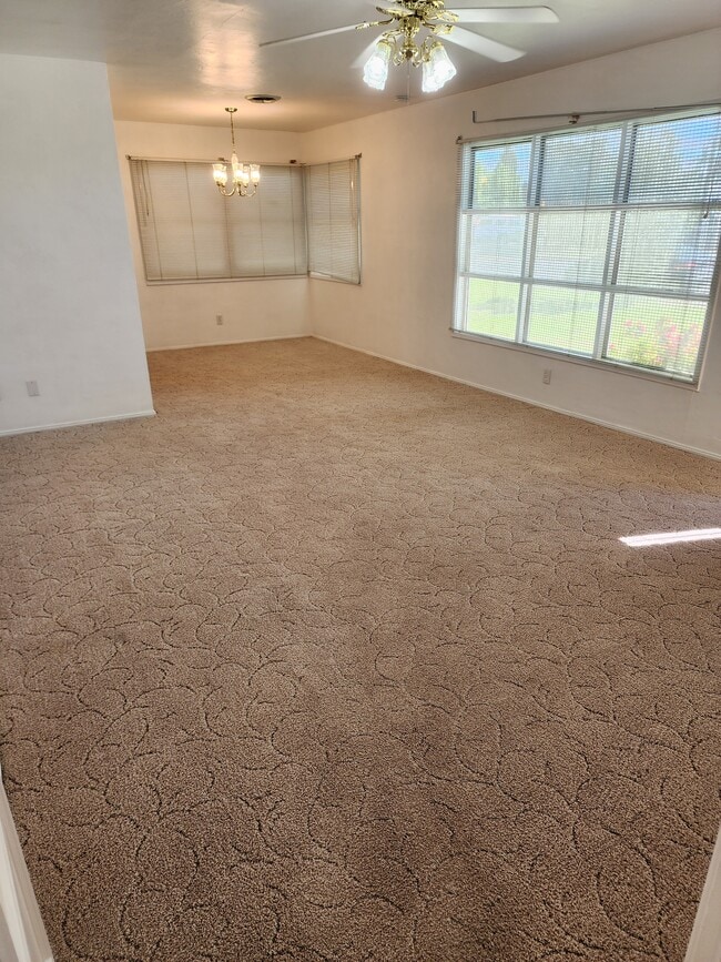 2119 Wingland Dr in Bakersfield, CA - Foto de edificio - Building Photo