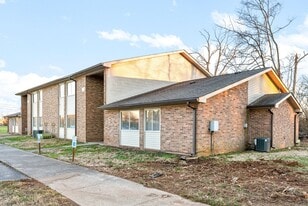 225 Clara’s in Pembroke, KY - Building Photo