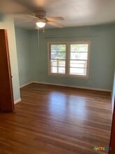 107 E Holland St in San Marcos, TX - Foto de edificio - Building Photo