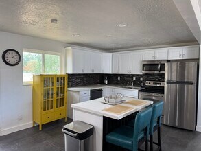 883 E Sego Lily Dr, Unit Room 1 in Sandy, UT - Foto de edificio - Building Photo