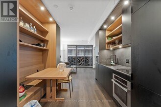 55 Charles St E in Toronto, ON - Building Photo - Building Photo