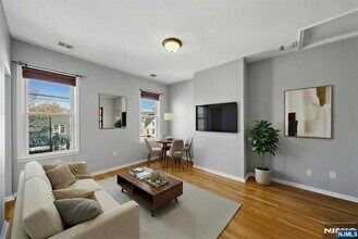 364 New York Ave, Unit 3 in Jersey City, NJ - Building Photo - Building Photo