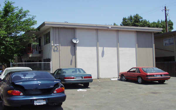 635 E Lindsay St in Stockton, CA - Building Photo