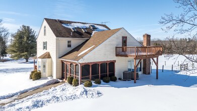 37 N Chapman Rd in Doylestown, PA - Foto de edificio - Building Photo