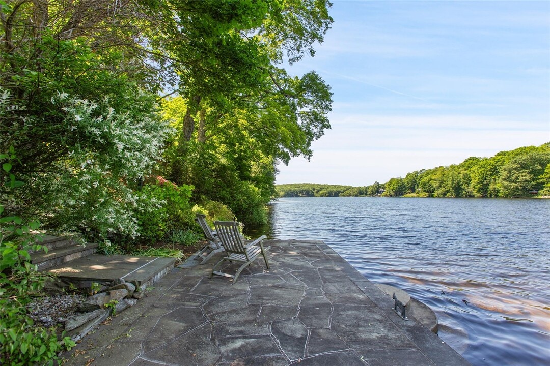 30 Lake Dr in Holmes, NY - Building Photo