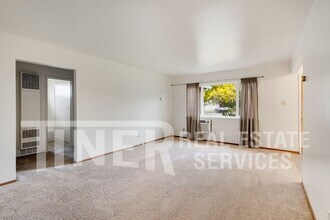 5516 Palmdale Way in Sacramento, CA - Building Photo - Building Photo