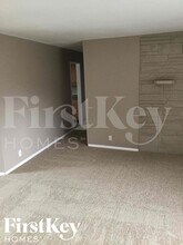 221 N High School Rd in Indianapolis, IN - Building Photo - Building Photo