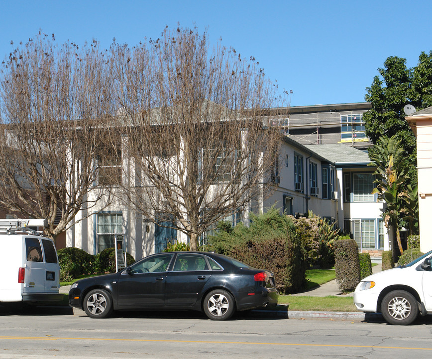 11143 Camarillo St in North Hollywood, CA - Building Photo