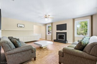 186 W Northfield Rd in Livingston, NJ - Building Photo
