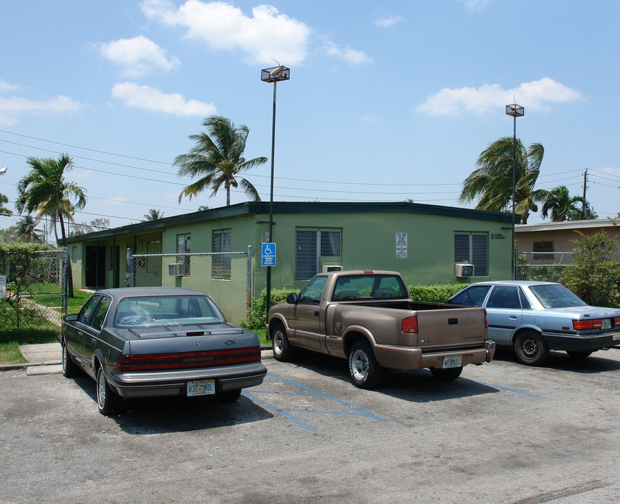 805-809 NW 10th Ter in Fort Lauderdale, FL - Building Photo