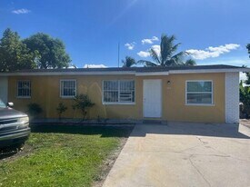 1504 Boone Ave in Pahokee, FL - Building Photo