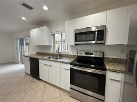 324 NE 3rd St in Hallandale Beach, FL - Building Photo