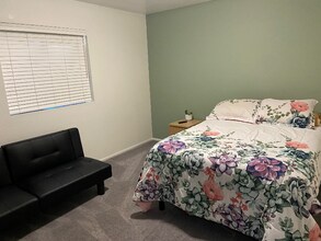 1237 Lenrey Ave in El Centro, CA - Foto de edificio - Building Photo