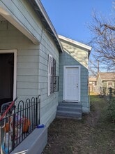551 E Southcross Blvd in San Antonio, TX - Foto de edificio - Building Photo